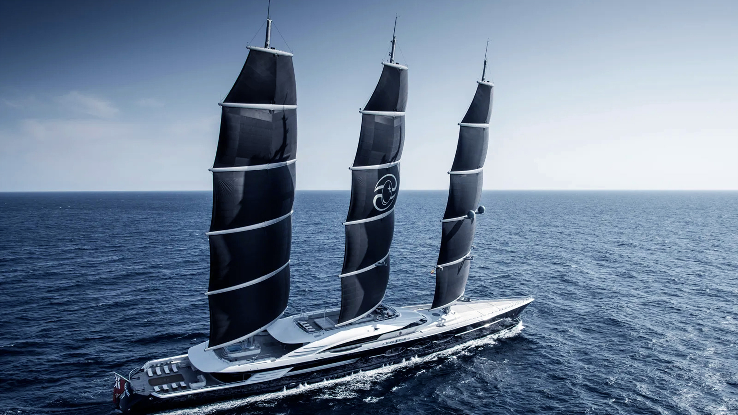 Black Pearl a toda vela, vista de perfil