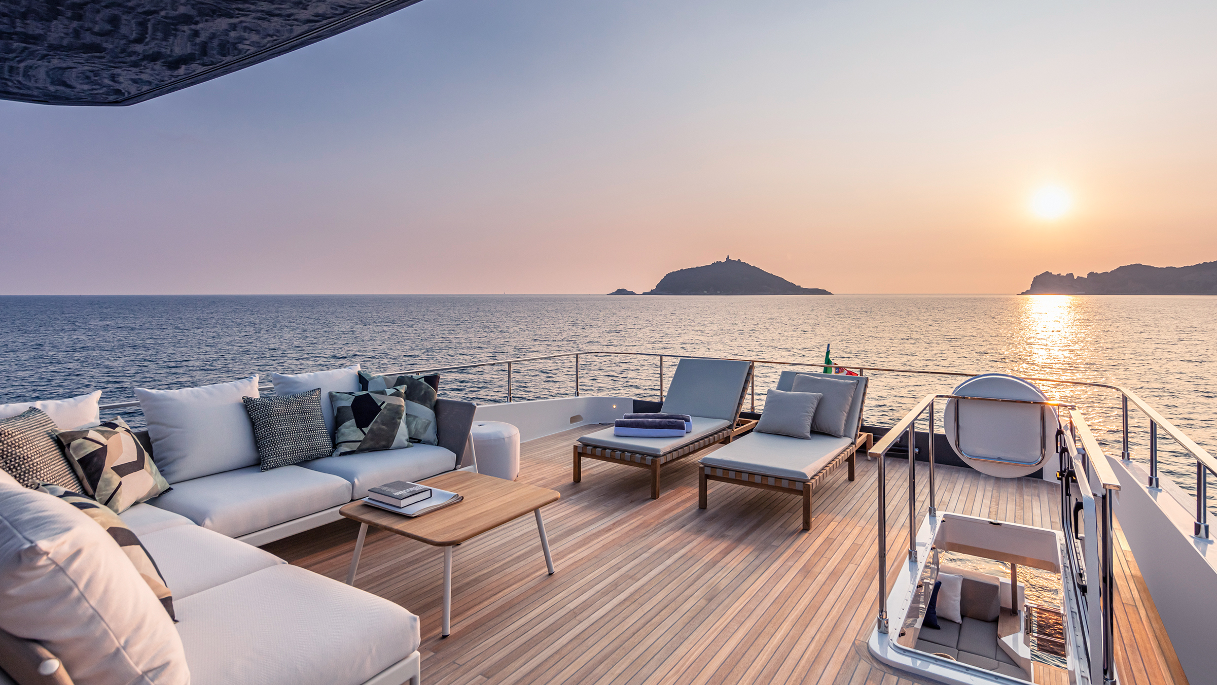 Sun deck del flybridge al atardecer