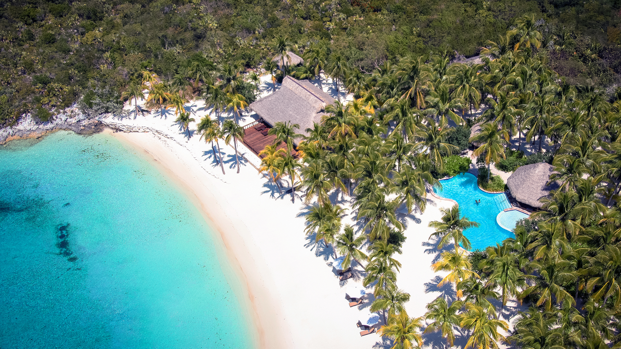 Vista aérea de la playa y la piscina de Musha Cay