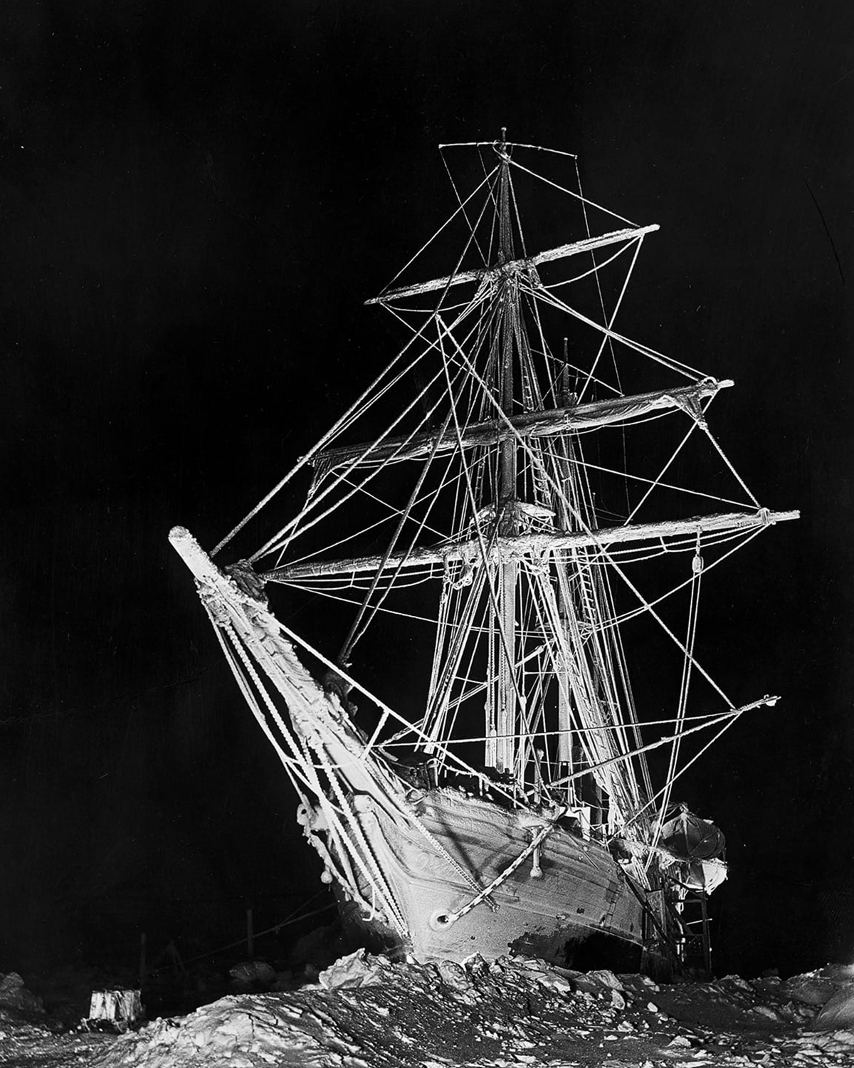 Imagen nocturna icónica del Endurance iluminado por bengalas de magnesio, fotografiada por Frank Hurley durante el atrapamiento