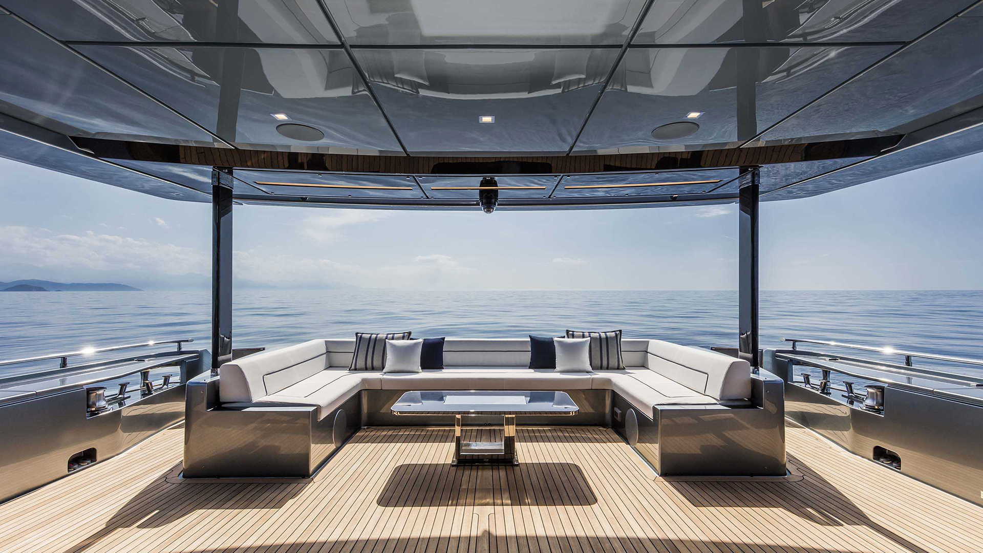 Lounge en el flybridge de un yate moderno
