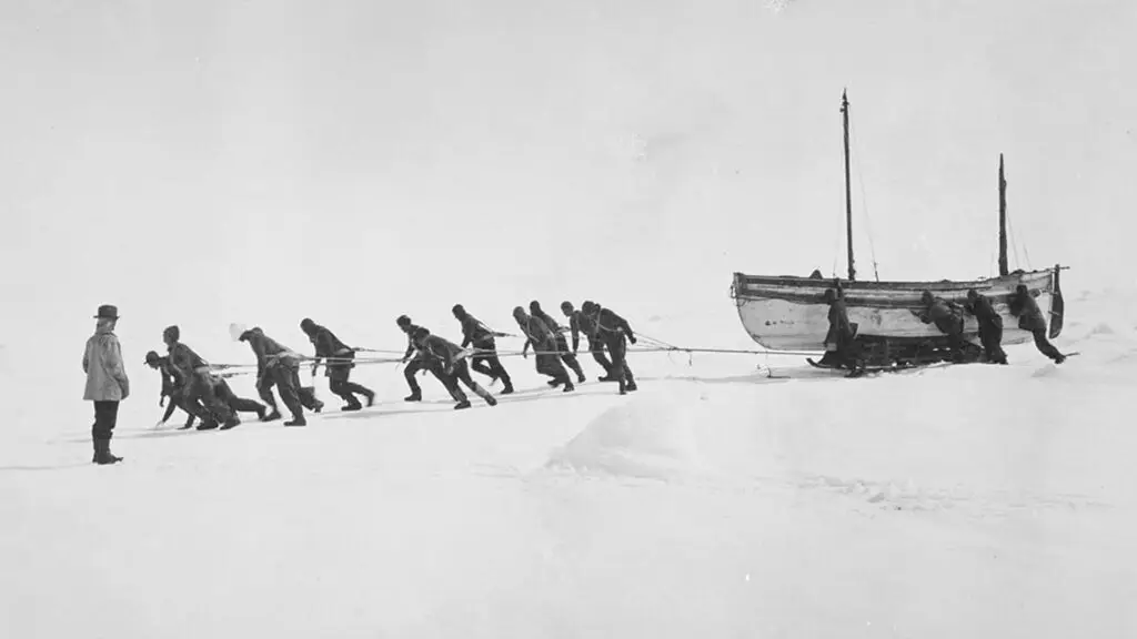 7 1920 X 1080 Grupo de hombres de la tripulacion tirando de cuerdas para arrastrar un bote auxiliar sobre el hielo