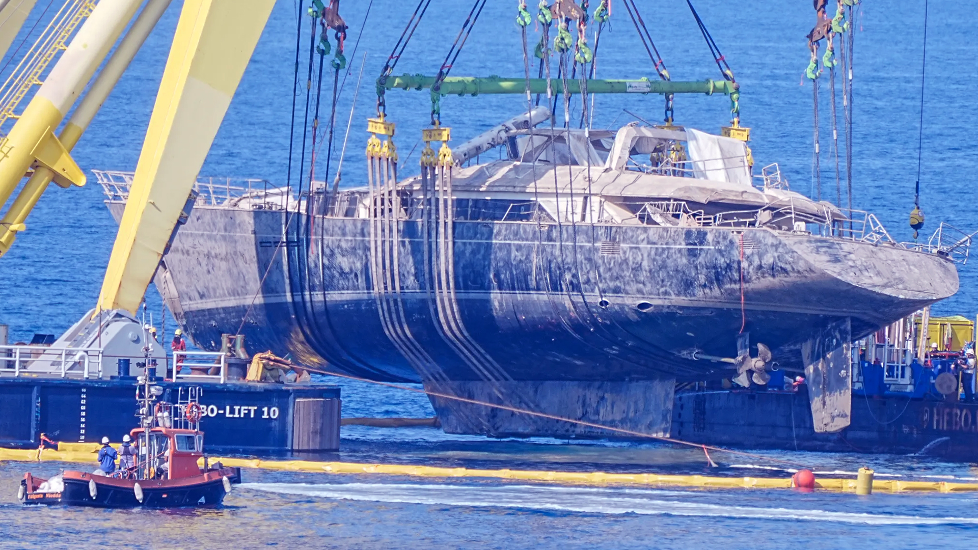 El Bayesian durante la operación de rescate, levantado del fondo de la bahía de Porticello