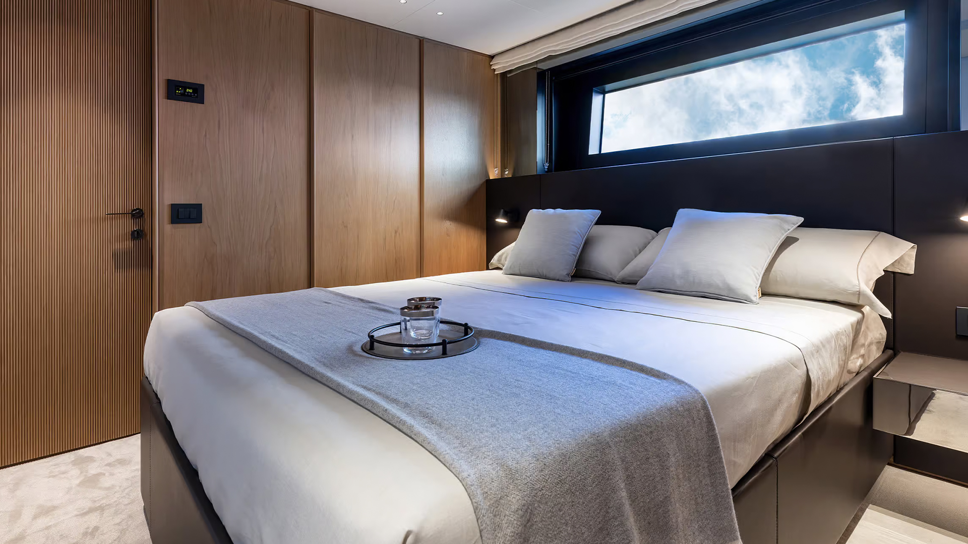 Guest cabin of the Benetti Oasis 34M