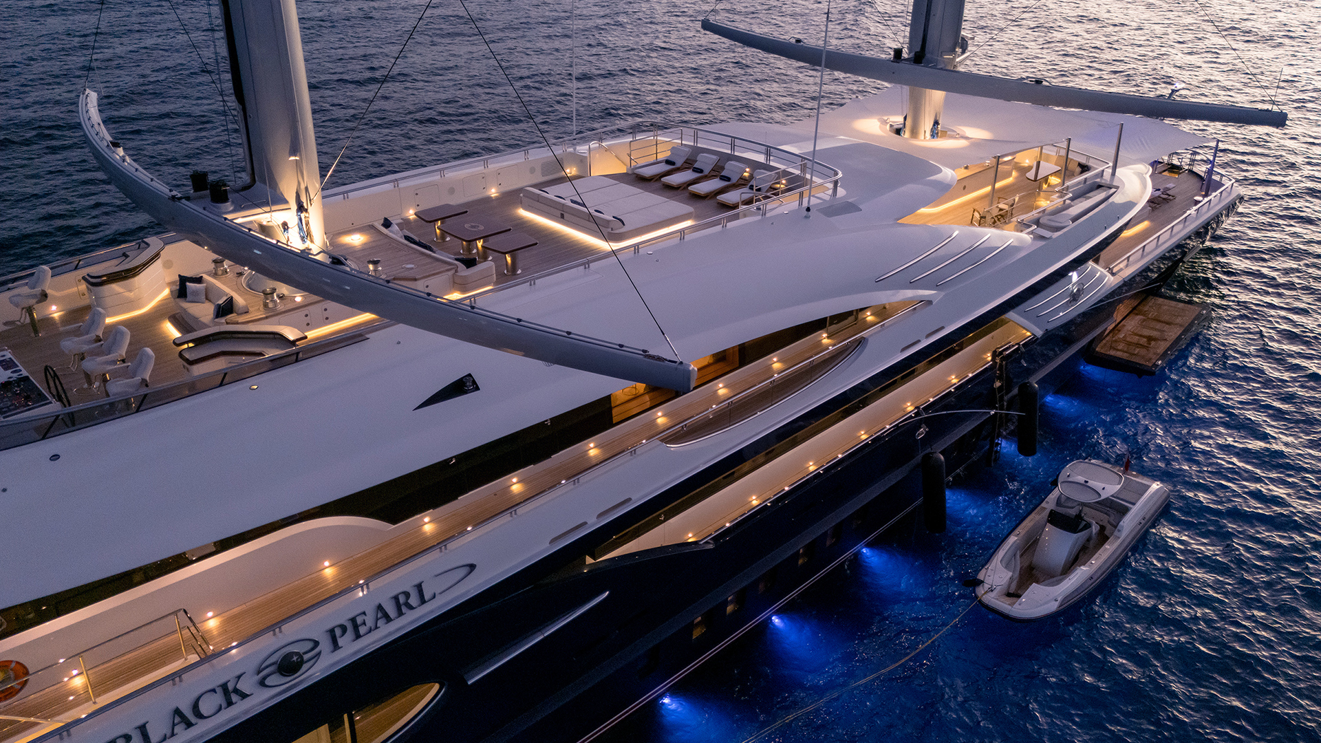 Vista aérea del flybridge del Black Pearl con solárium y timonera