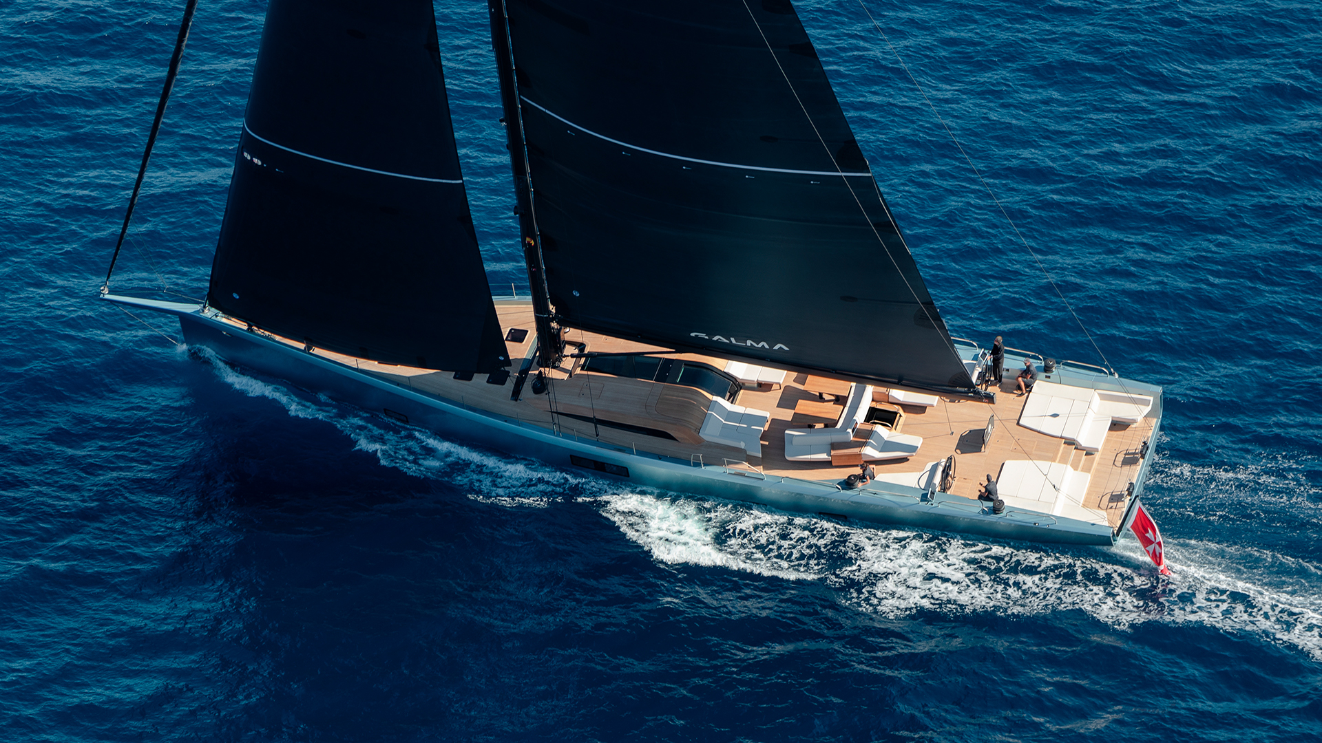 Wallywind 110 escorado a toda vela