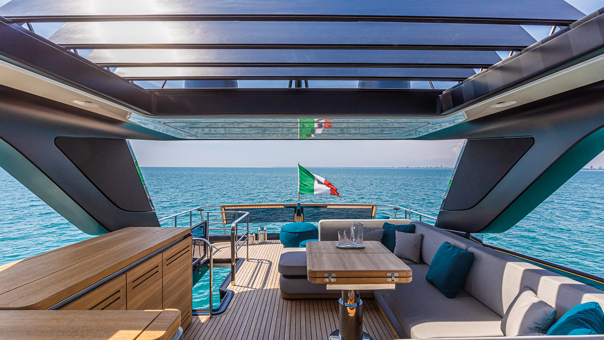 Flybridge con grill y mesa de almuerzo en un yate de 77 pies