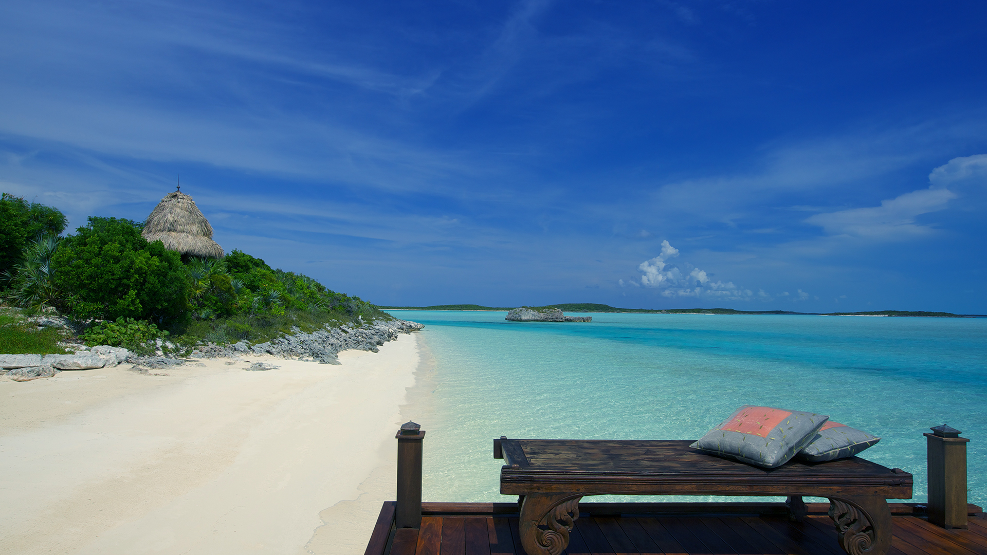 Muelle con silla en la playa de Musha Cay