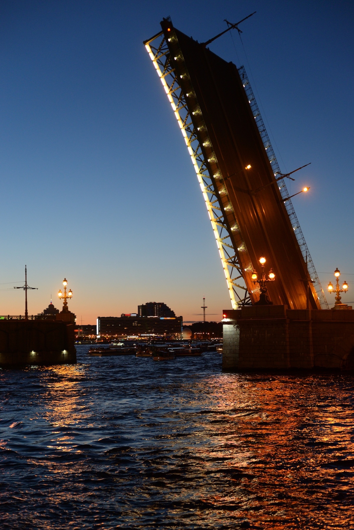 Puente levadizo completamente levantado al atardecer, en formato vertical