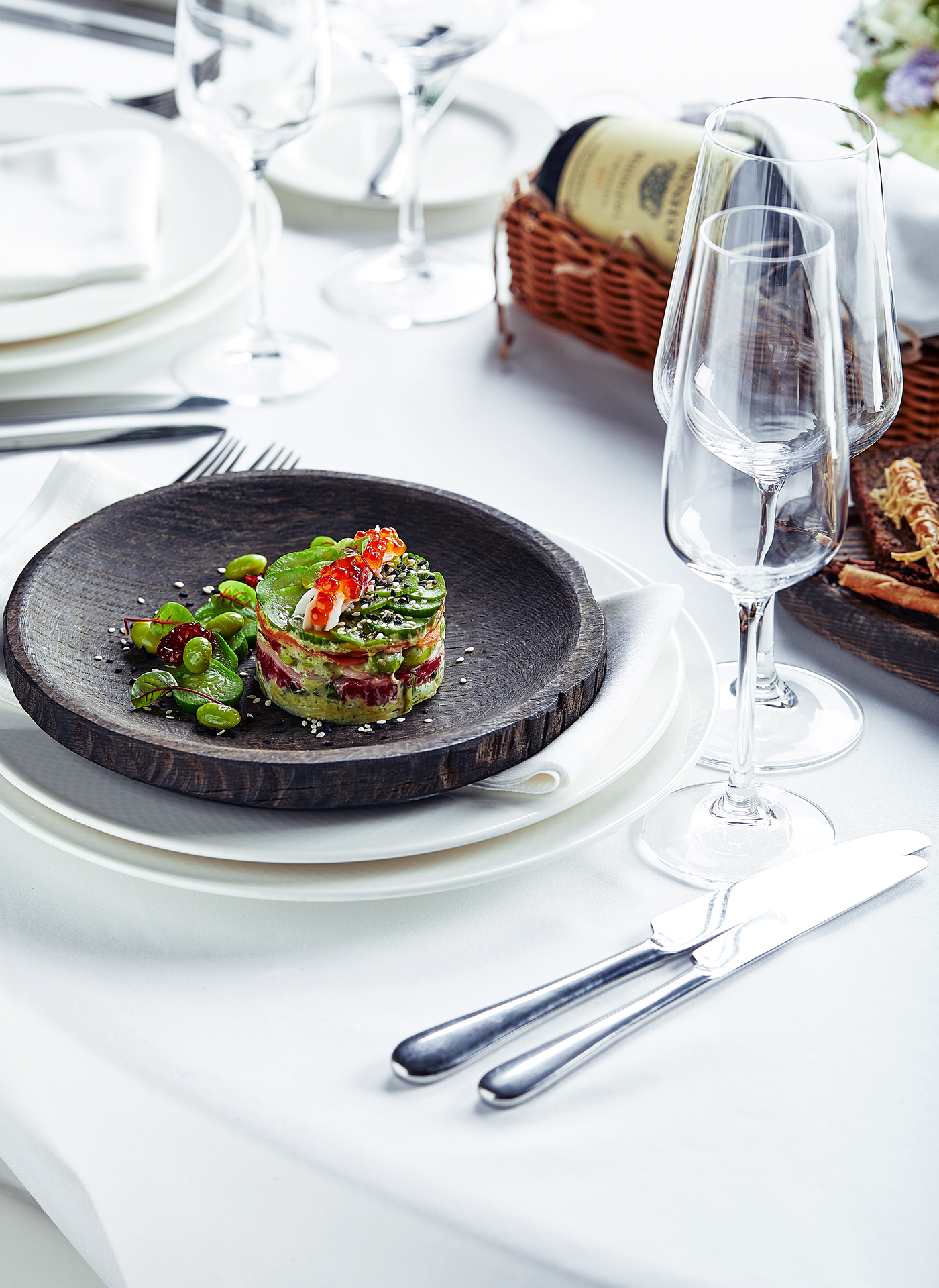 Primer plano de una presentación elegante de comida en una mesa formal