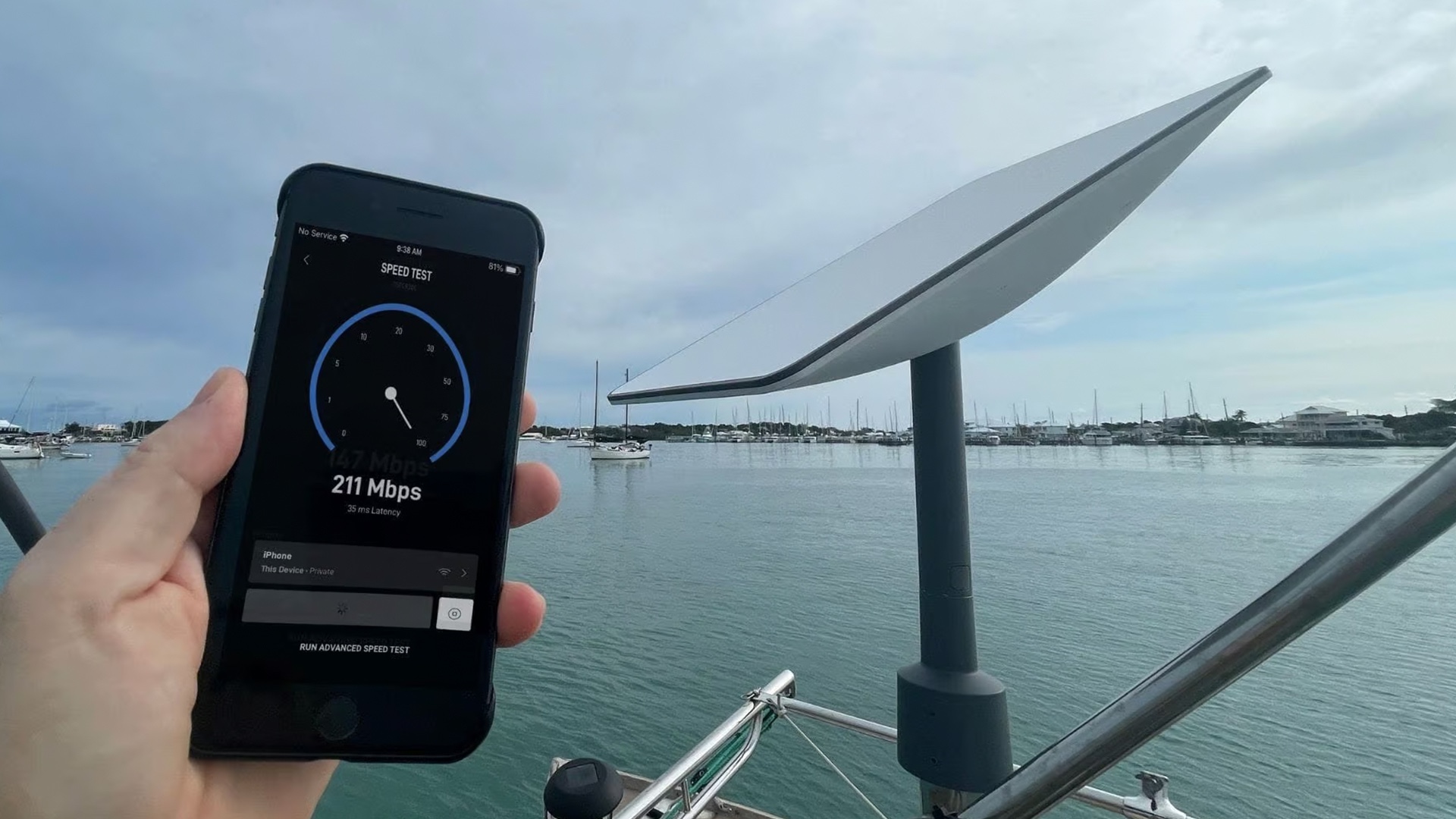Primer plano de un teléfono con una app de internet satelital y la antena al lado