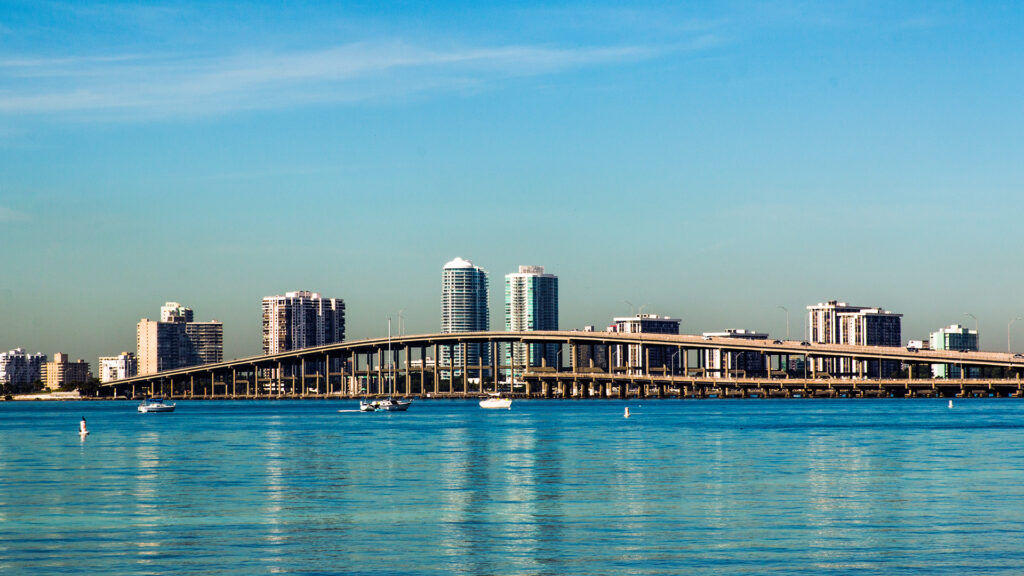 1920 X 1080 ista desde el agua del puente Rickenbaker que cruza de brickel a Key Biscayne