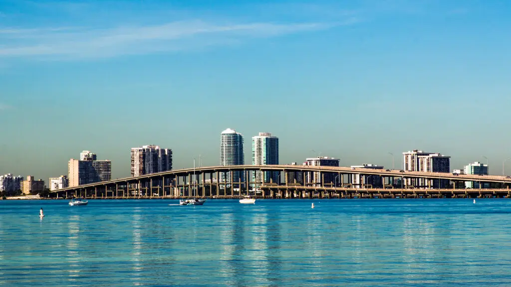 1920 X 1080 ista desde el agua del puente Rickenbaker que cruza de brickel a Key Biscayne