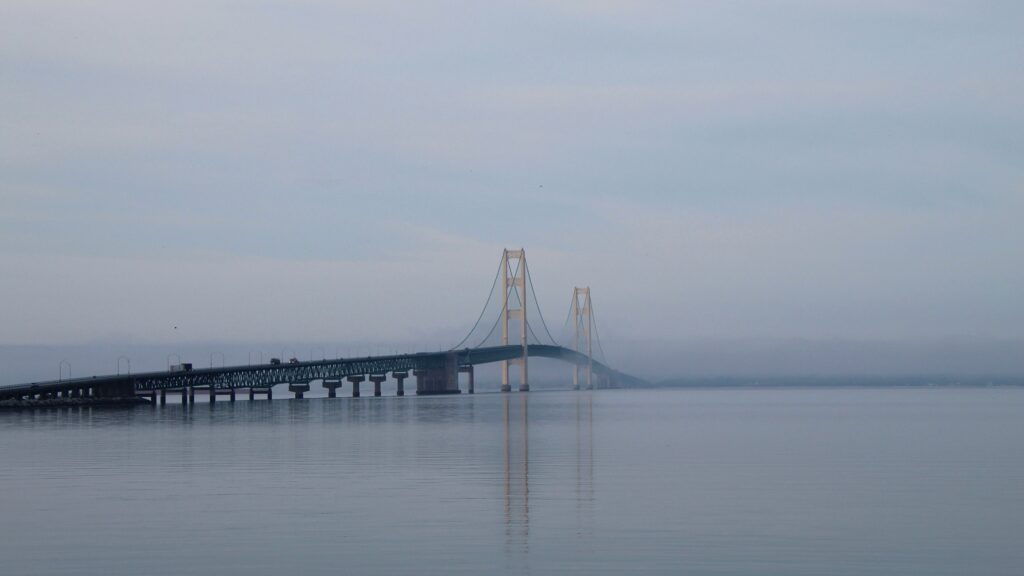 2400 X 1350 Puente colgante en great lakes, con niebla