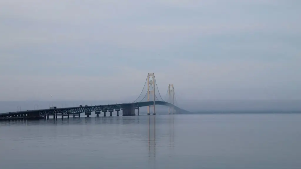 2400 X 1350 Puente colgante en great lakes, con niebla