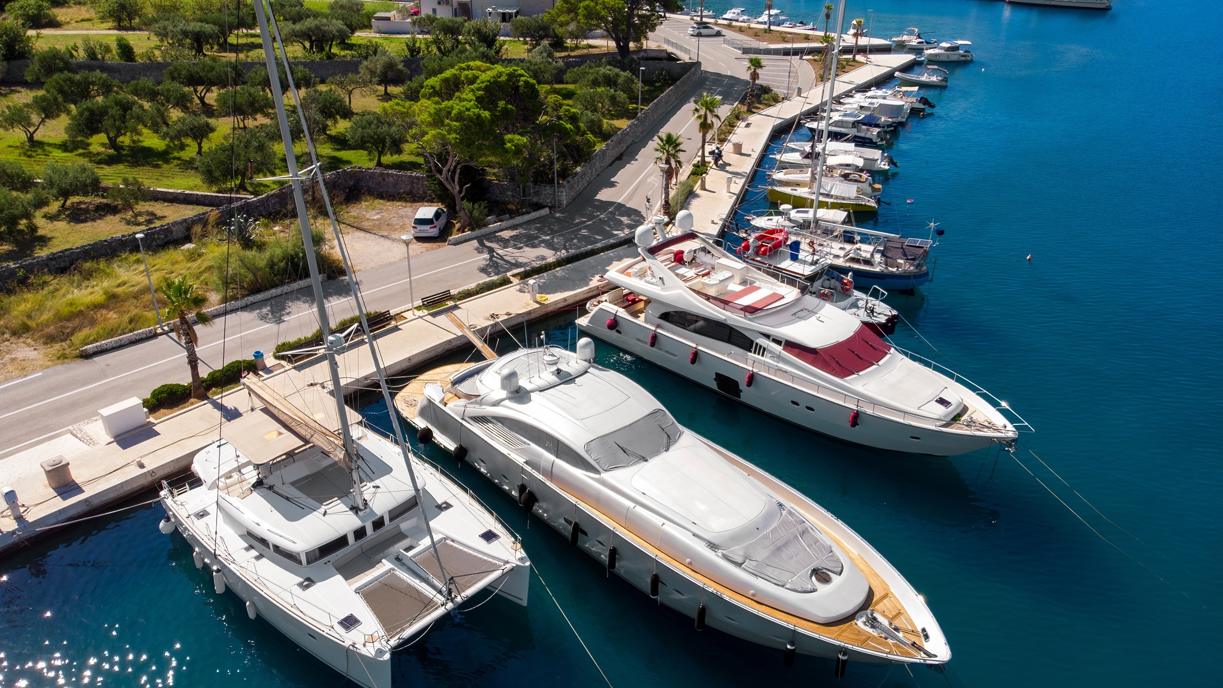 Vista de dron de barcos amarrados de popa en una marina