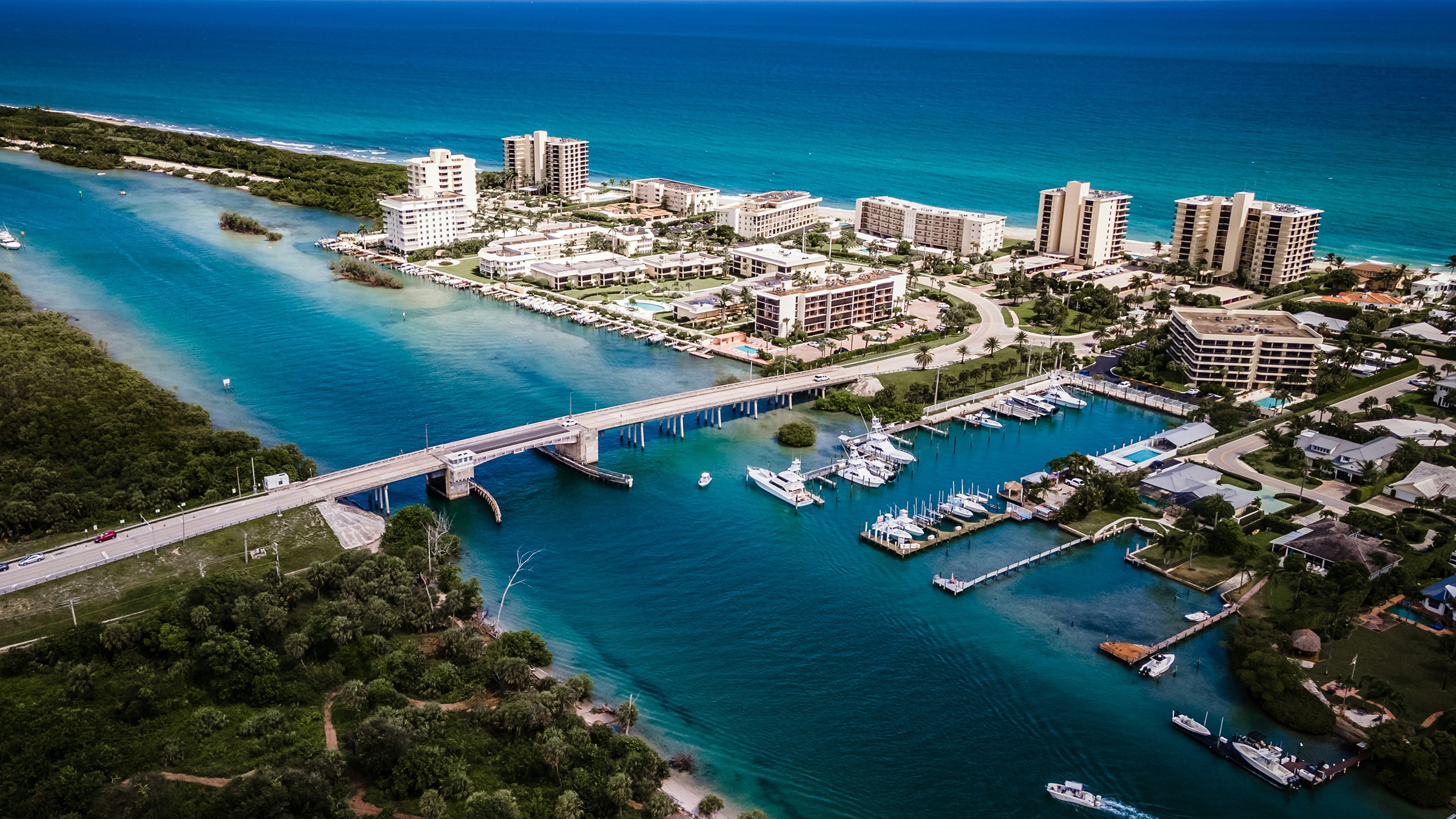 Aerial view of the Florida Intracoastal separated from open ocean by a narrow strip of land