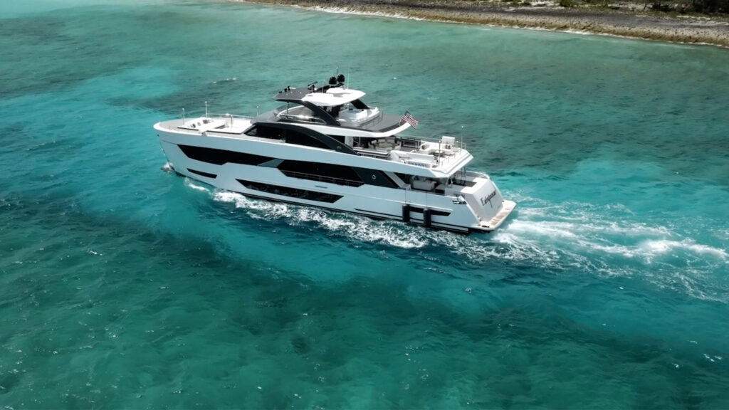 2400 X 1350 Yach Charter navegando en aguas claras