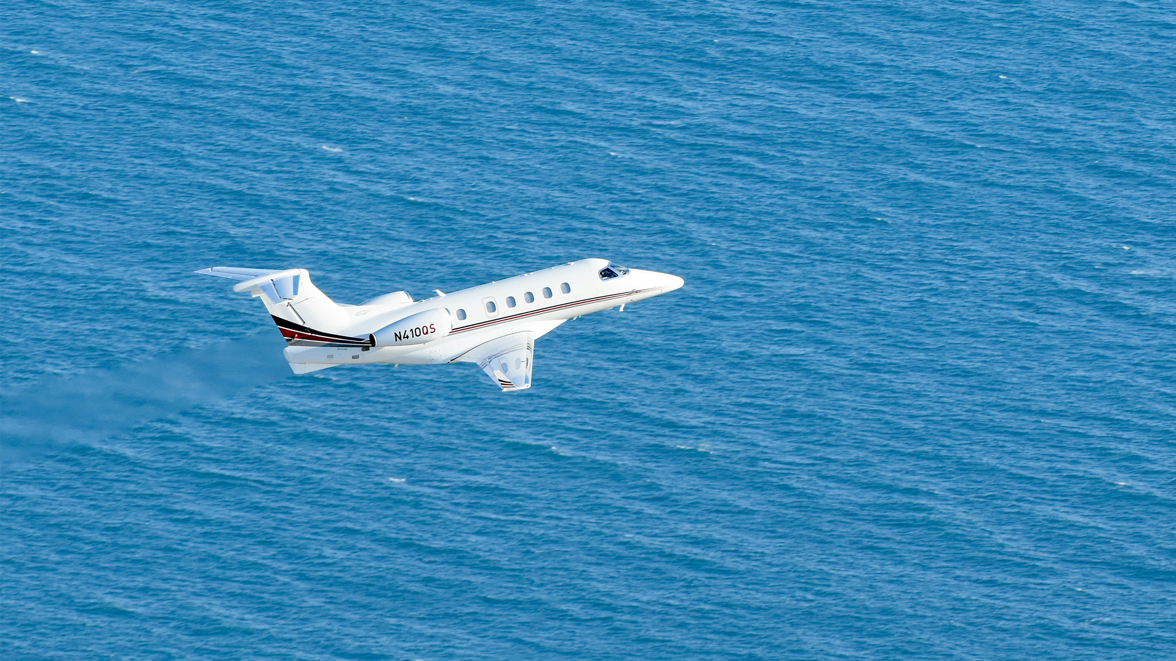 Aeronave privada en vuelo sobre mar abierto