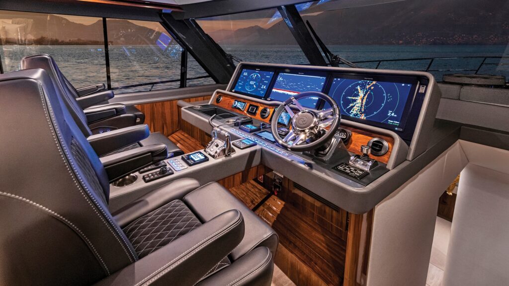 2400 x 1350 HERO Impactante helm interior de un riviera 645, con 3 displays, sonar, radar, gps joystic y mas controles, Imagen al atardecer con el helm muy iluminado