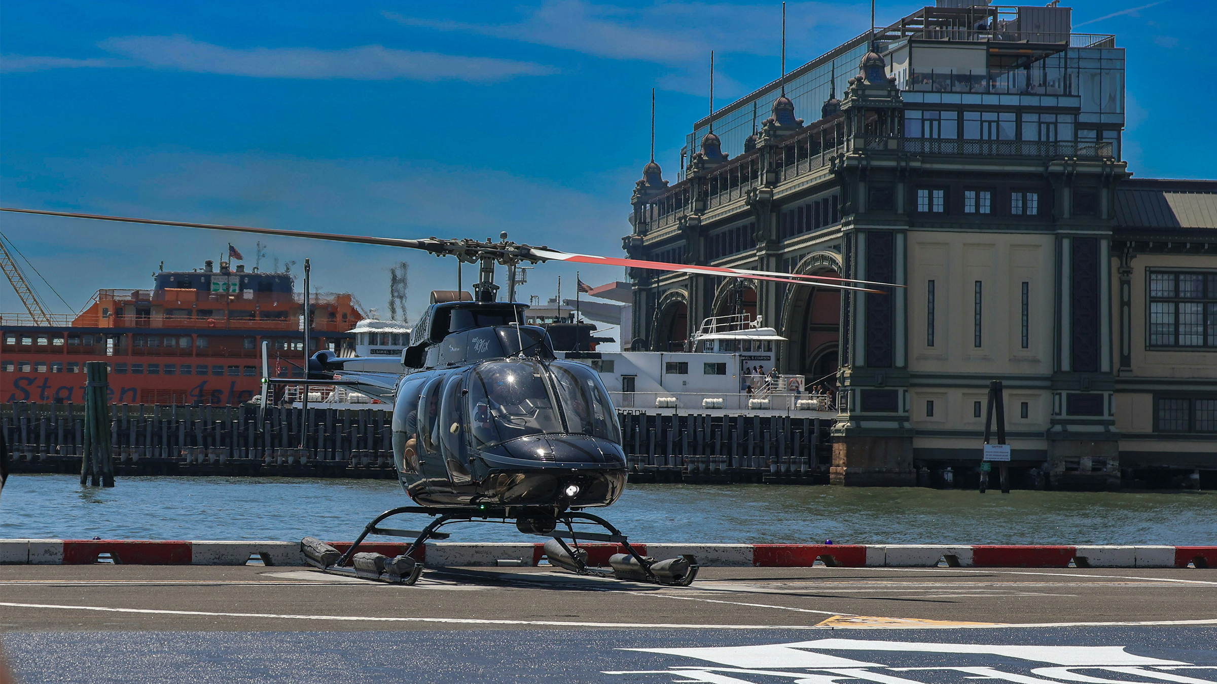 Helicóptero listo para despegar en un pad abierto junto al río Hudson, en Nueva York
