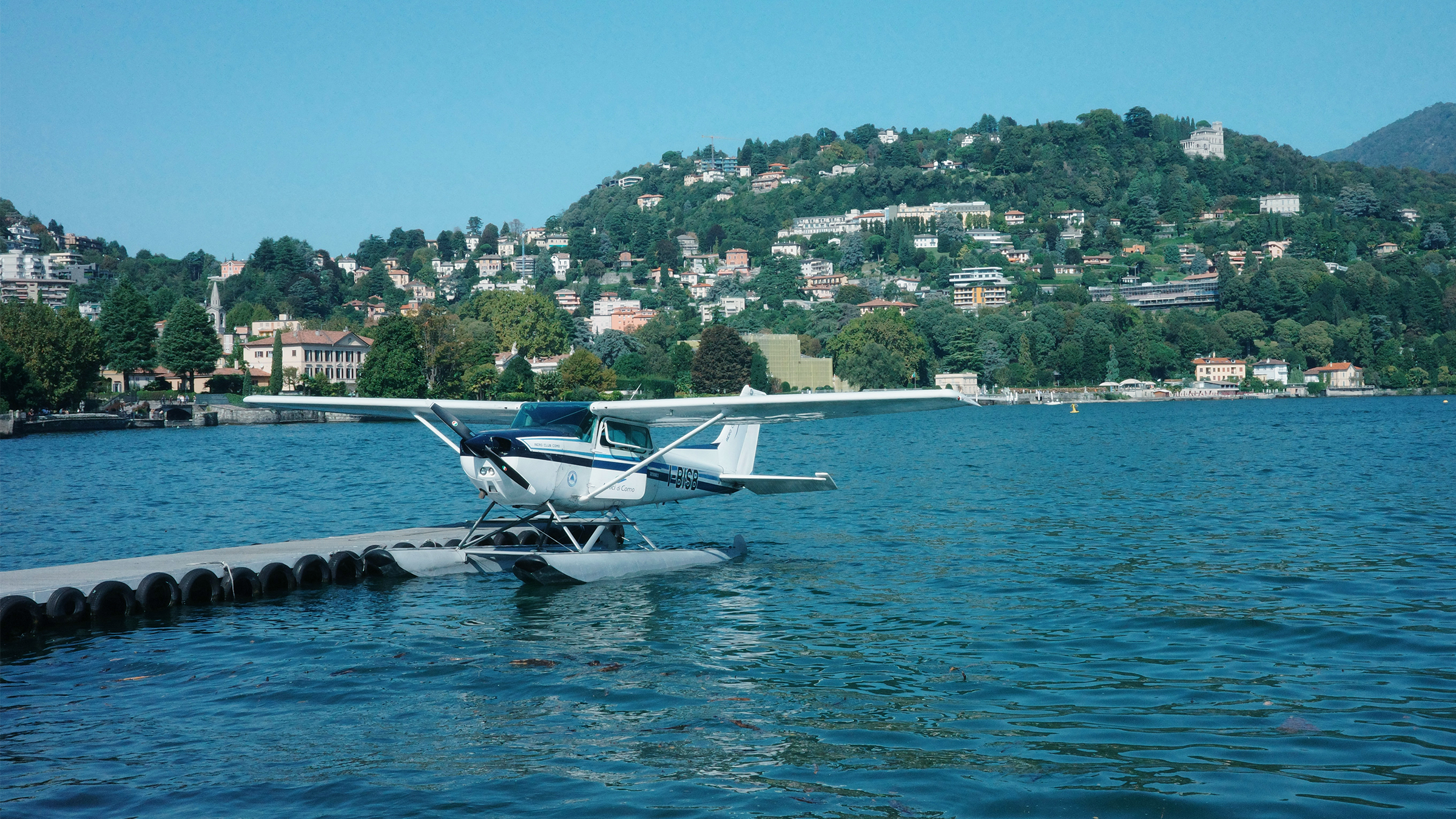 Hidroavión amarrado a un muelle sobre el mar