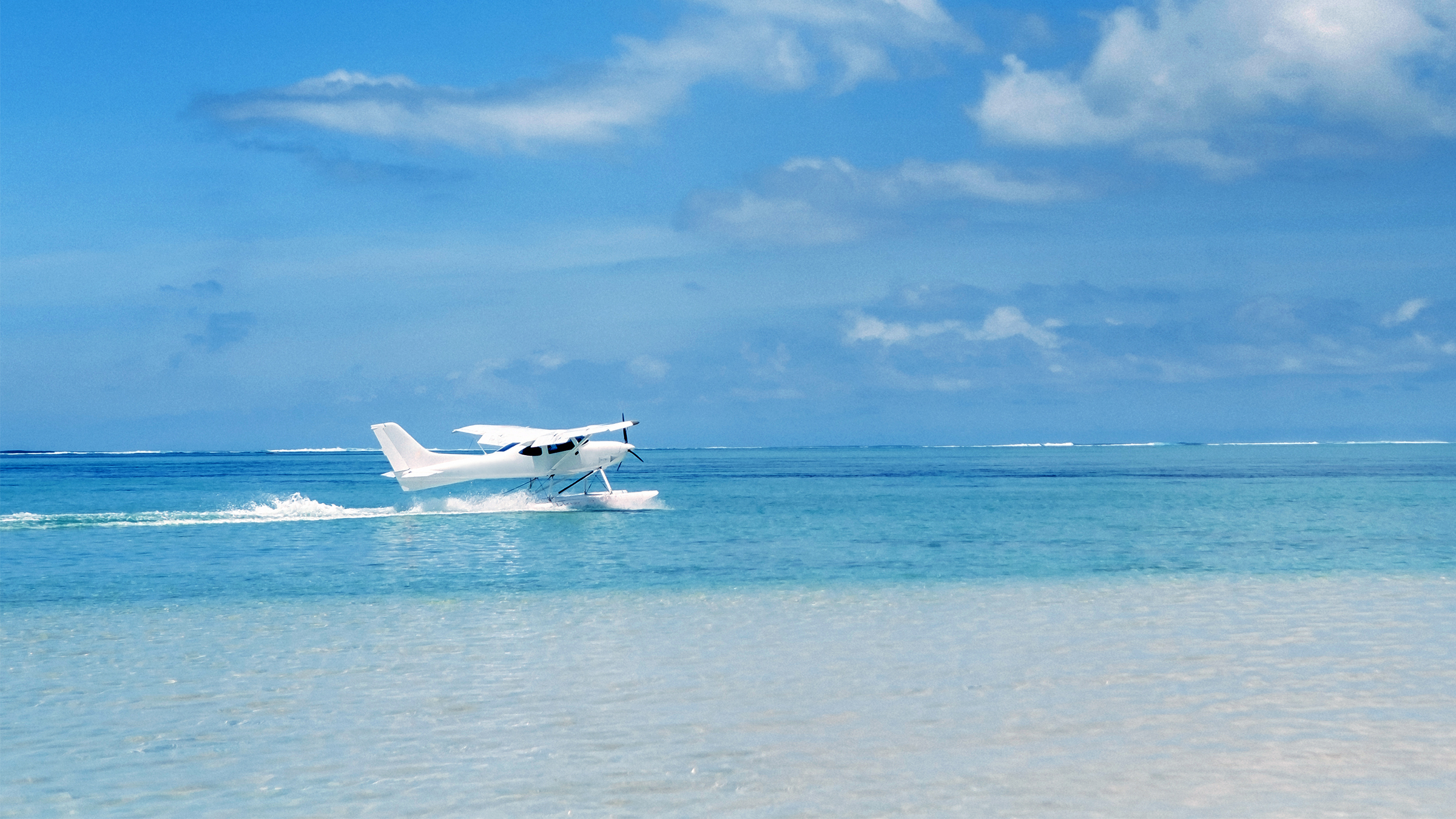 Hidroavión amerizando en aguas turquesas de las Bahamas