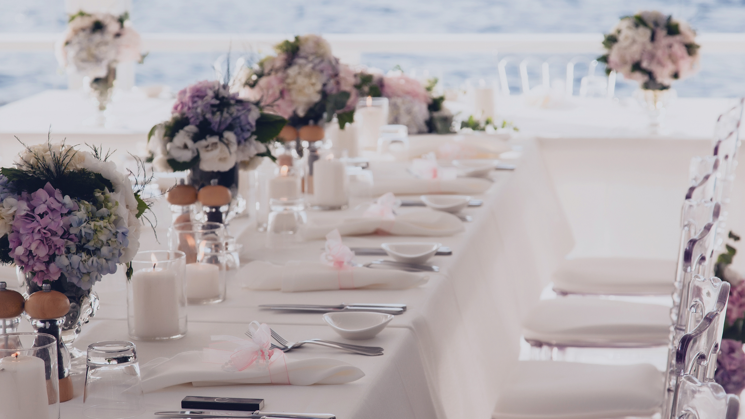 Decoración formal de mesa con flores en el cockpit de un yate