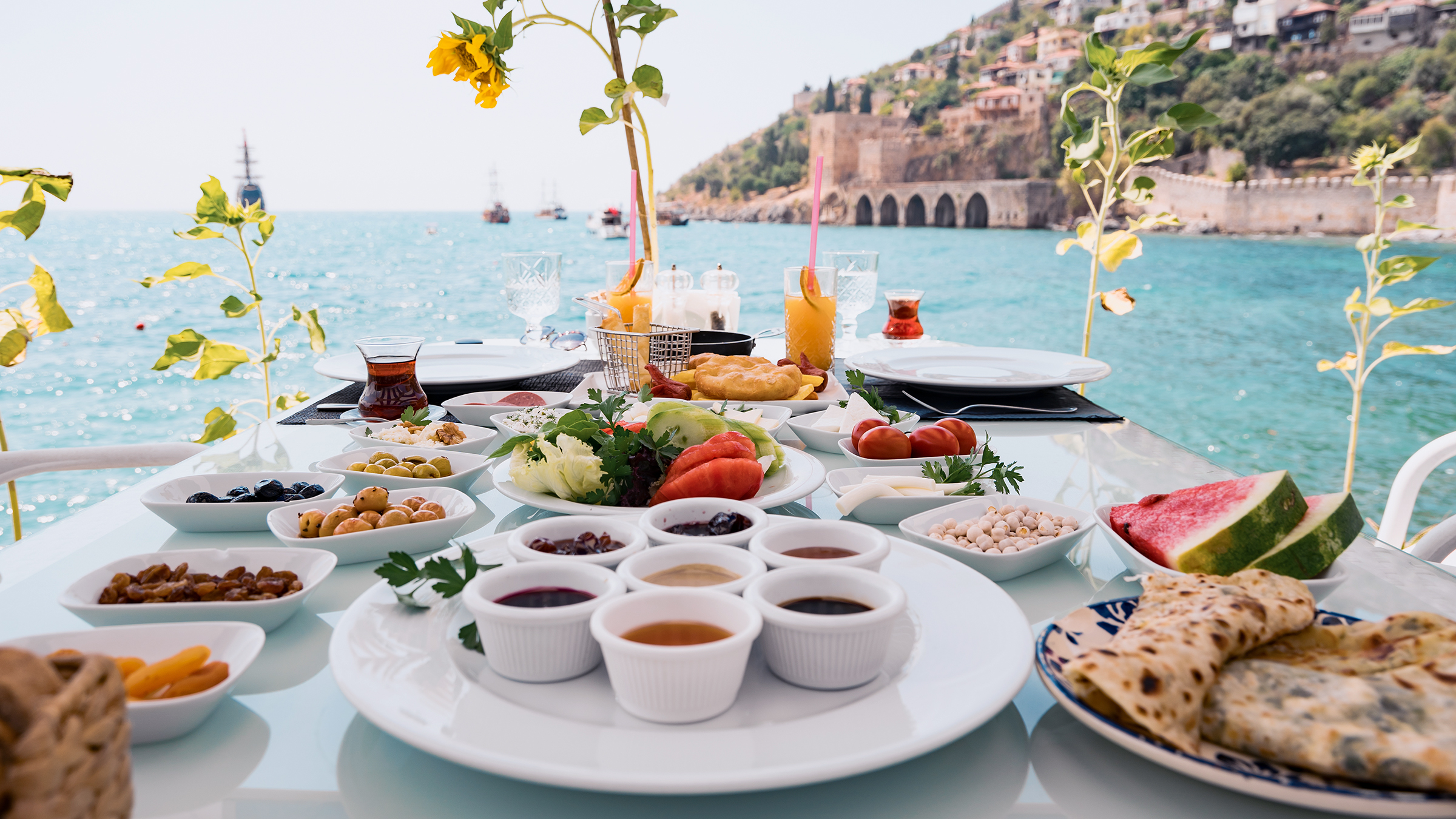 Un desayuno delicioso con vista al mar desde un yate