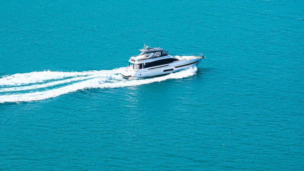 Pexels 2400 X 1350 Vista aerea de un yate cruzando el golfo hacia bahamas sobre aguas turquesas