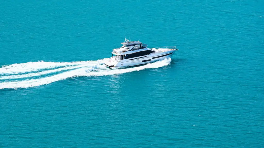 Pexels 2400 X 1350 Vista aerea de un yate cruzando el golfo hacia bahamas sobre aguas turquesas