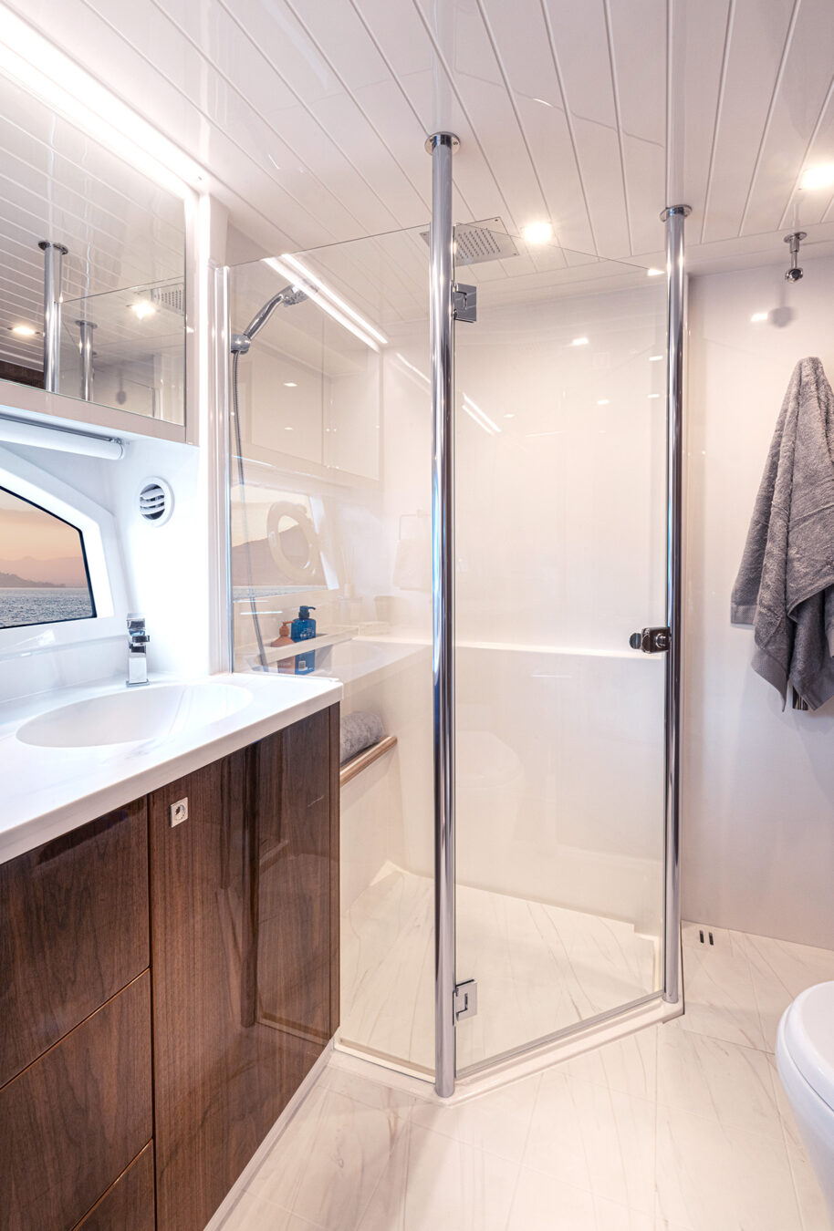 Baño de la suite principal del Riviera 645 SUV Series II