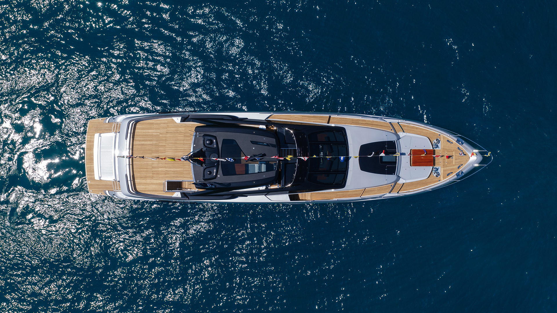 Vista cenital del Riva 96' Argo Super mostrando la distribución de cubierta y el flybridge
