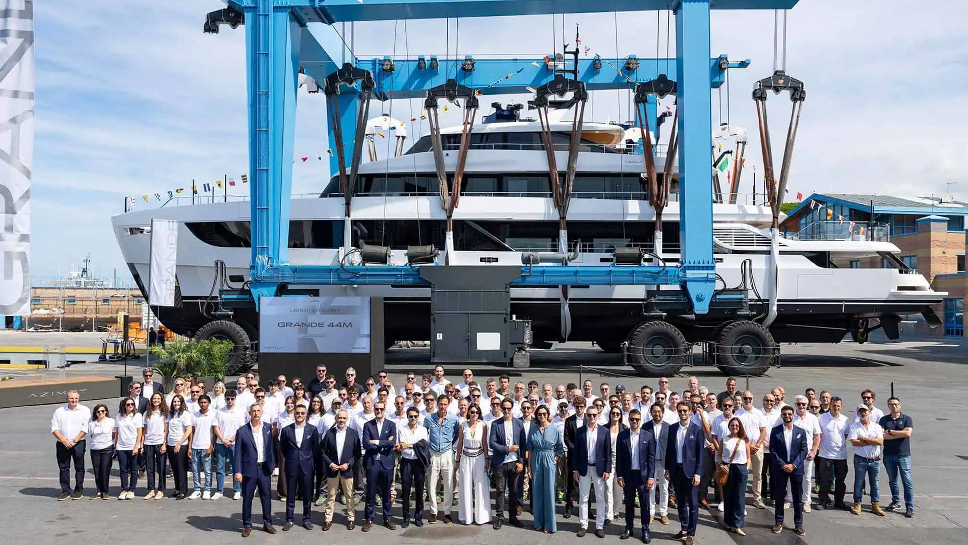 El equipo de Azimut frente al yate montado en el travel lift, listo para la botadura