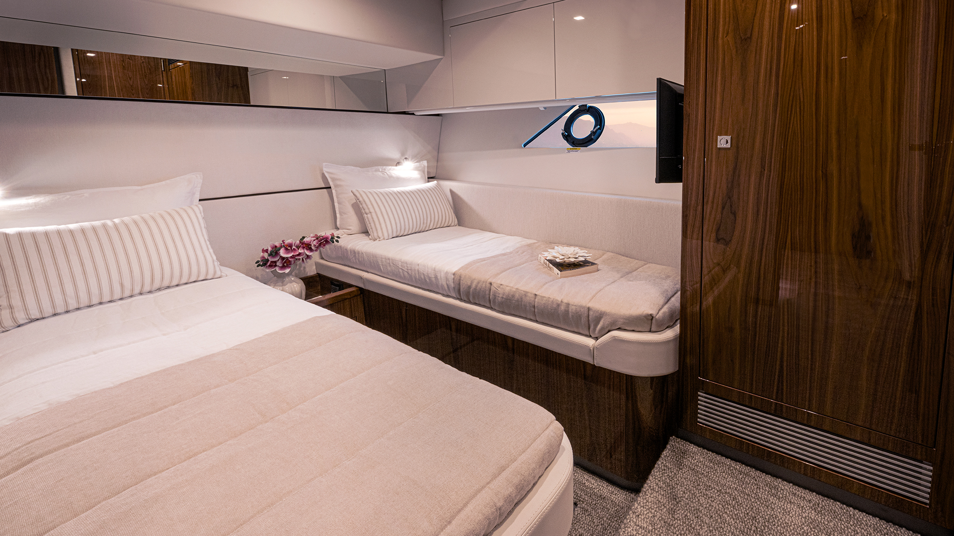 Camarote de invitados de babor del Riviera 645 SUV Series II