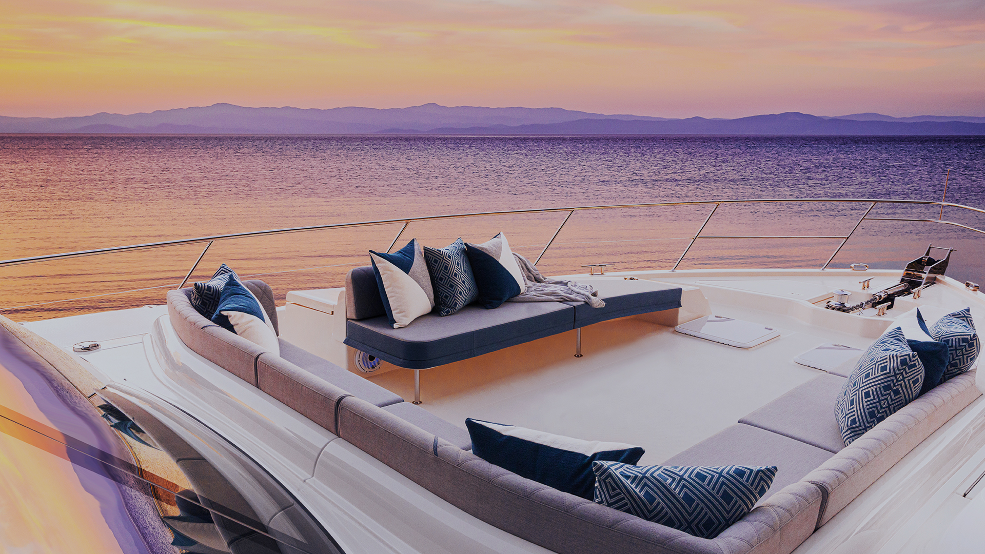 Lounge de proa del Riviera 645 SUV Series II al atardecer
