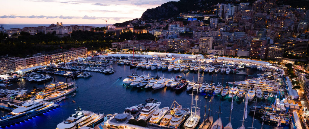 2400 x 1000 Vista aerea del puerto de monaco durente el show