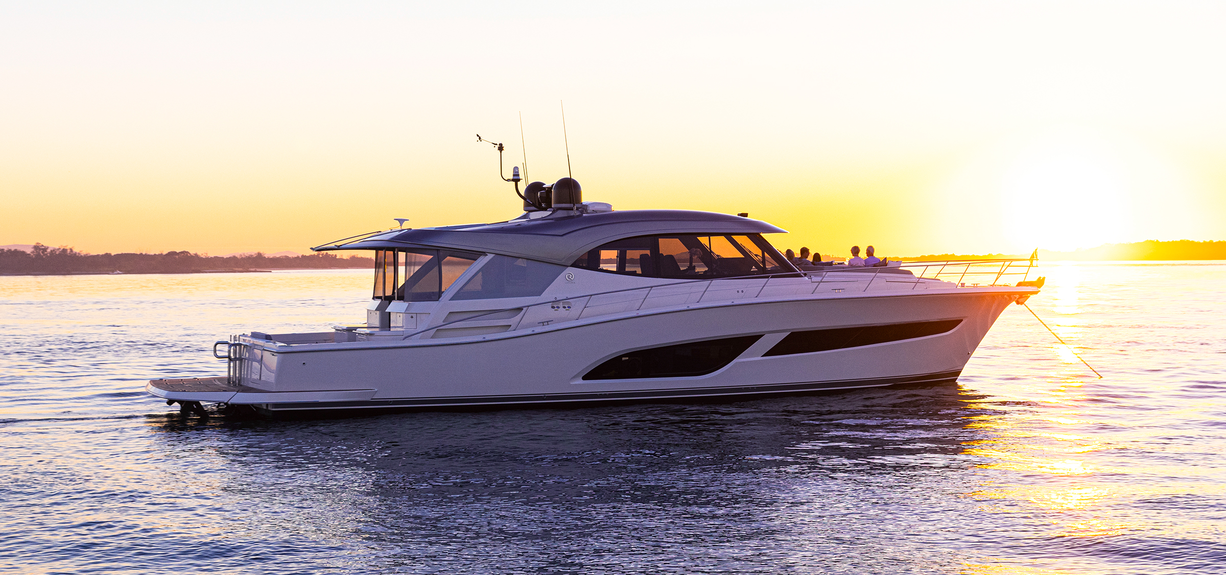Riviera 645 SUV Series II fondeado al atardecer