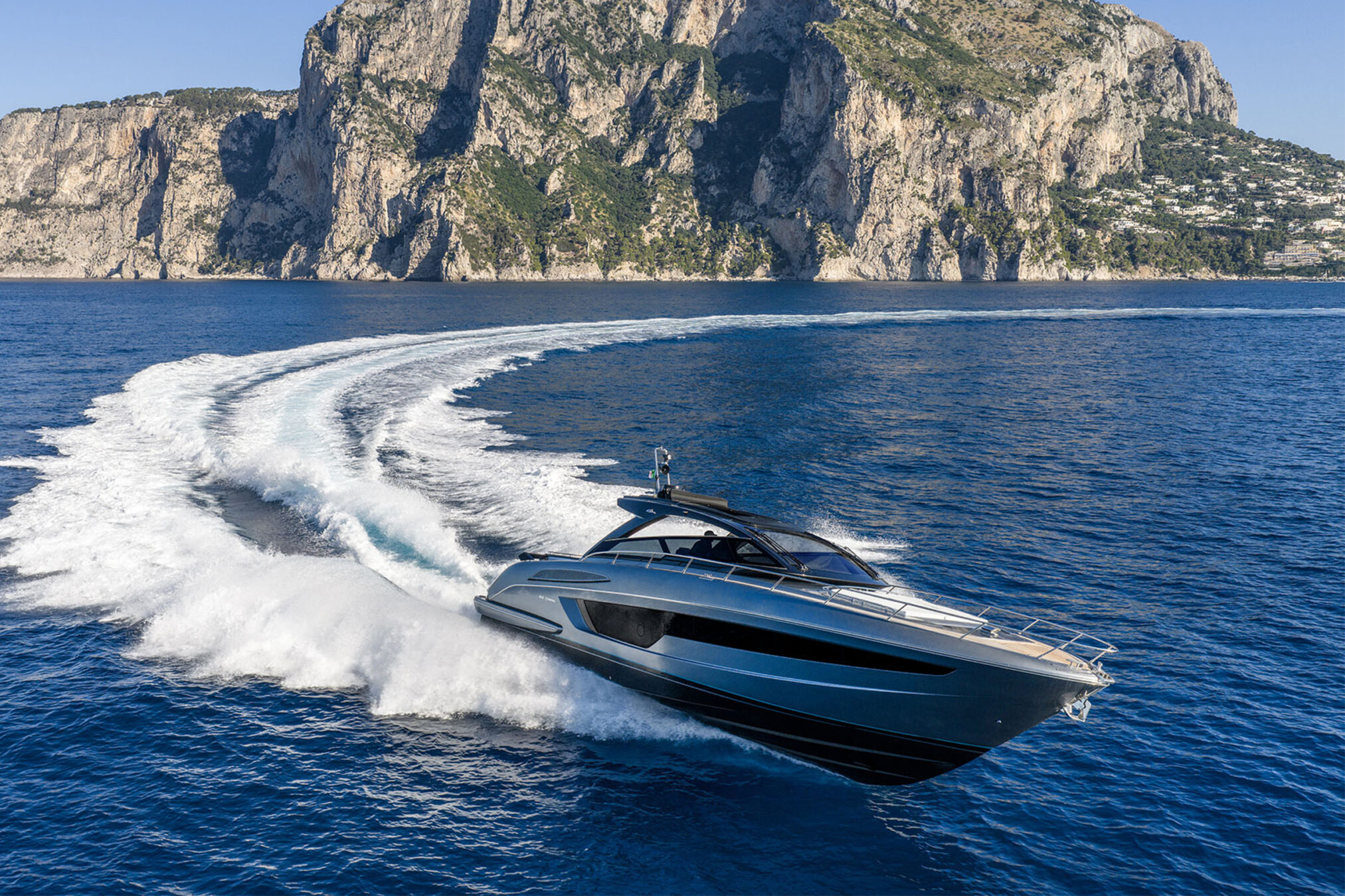 Riva 58 Capri navegando en una curva amplia