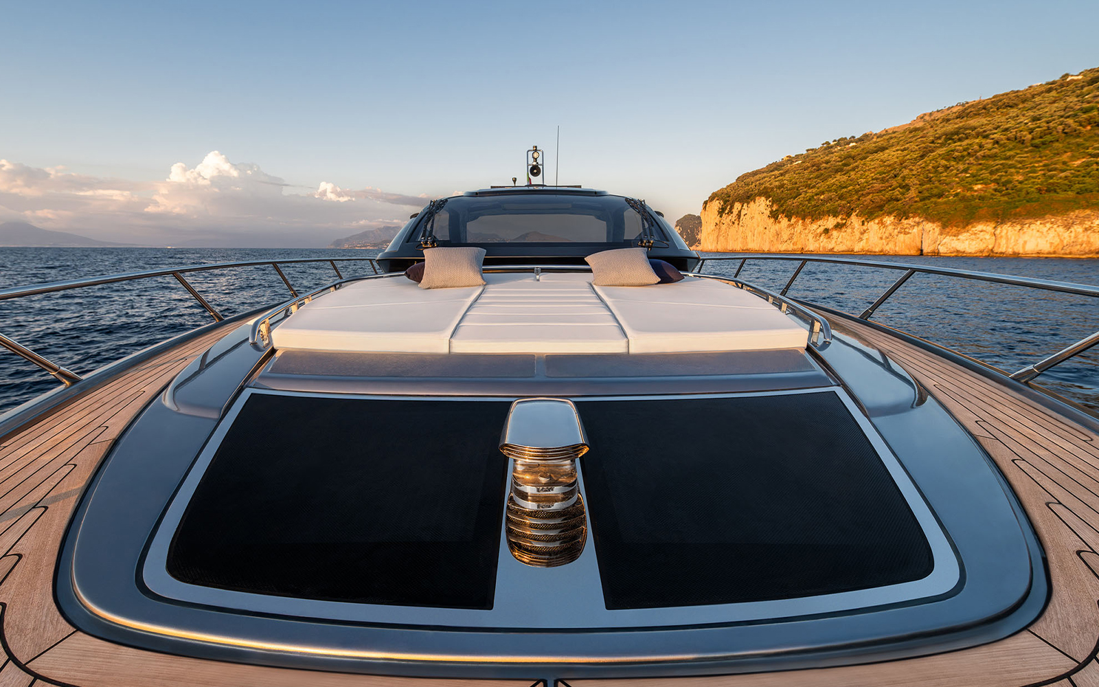 Proa del Riva 58 Capri con tragaluz de cubierta y solárium de proa