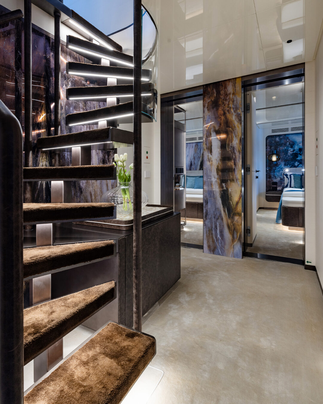 El lobby con una escalera y la entrada a la suite detrás