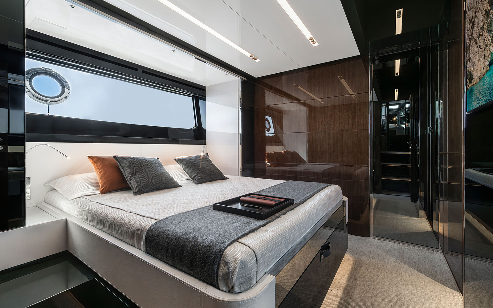 Interior de la suite del armador del Riva 58 Capri