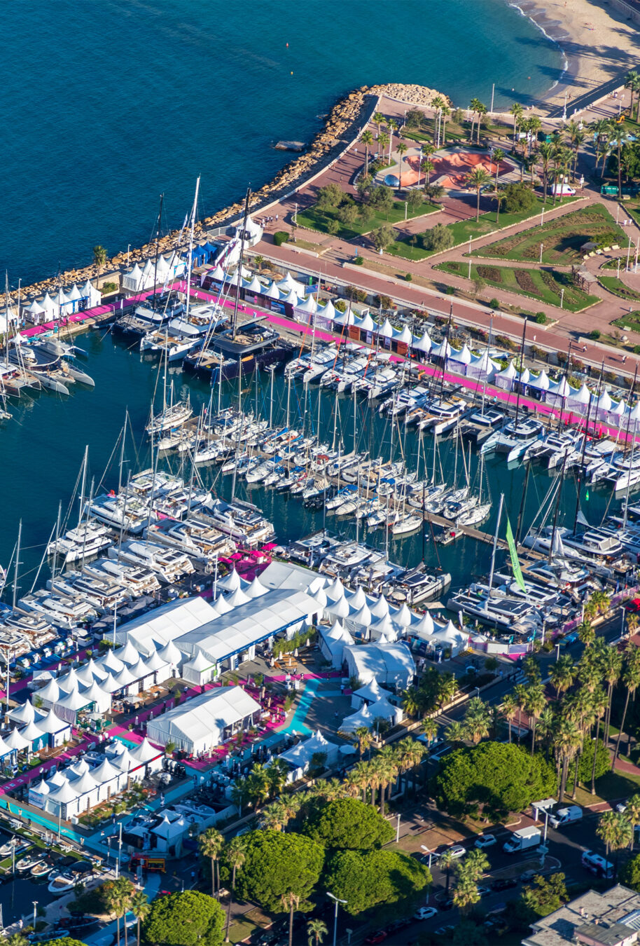 Vista aérea del área de veleros del Cannes Yachting Festival