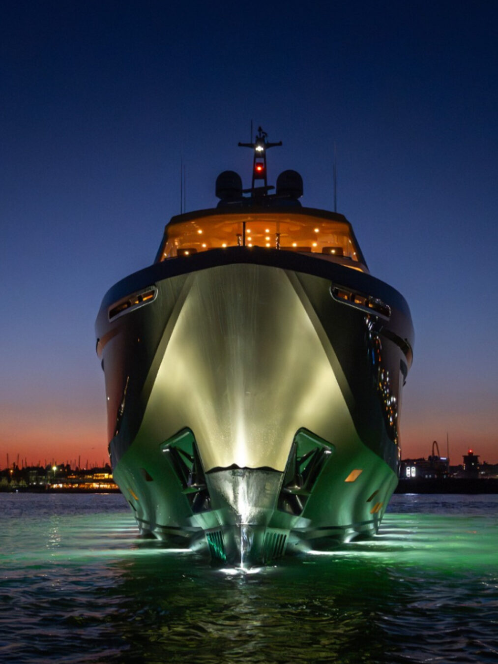 La proa del Numarine 40MXP, vista desde el agua.