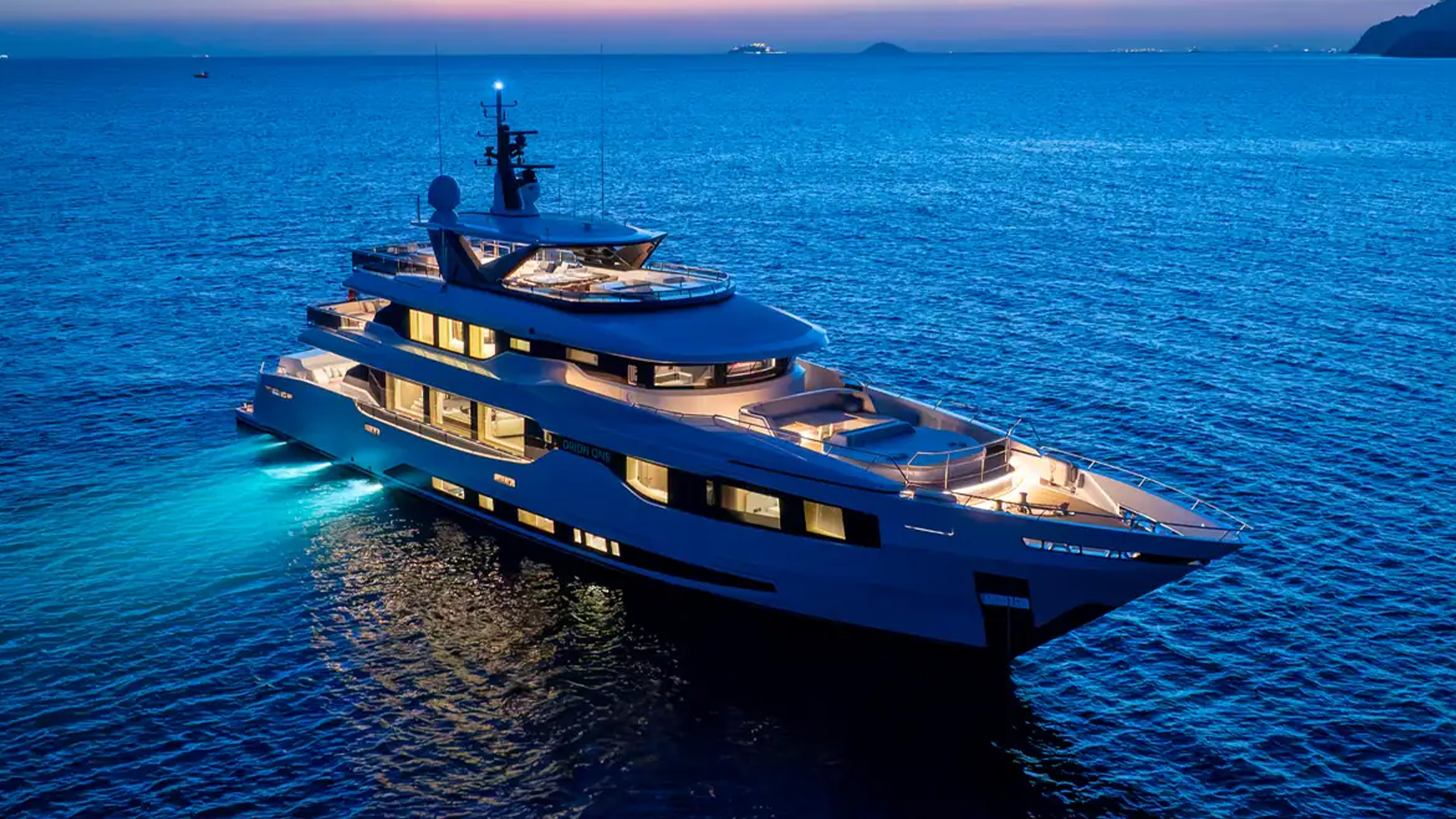 Orion One iluminado, el primer superyate de Orion Yachts.