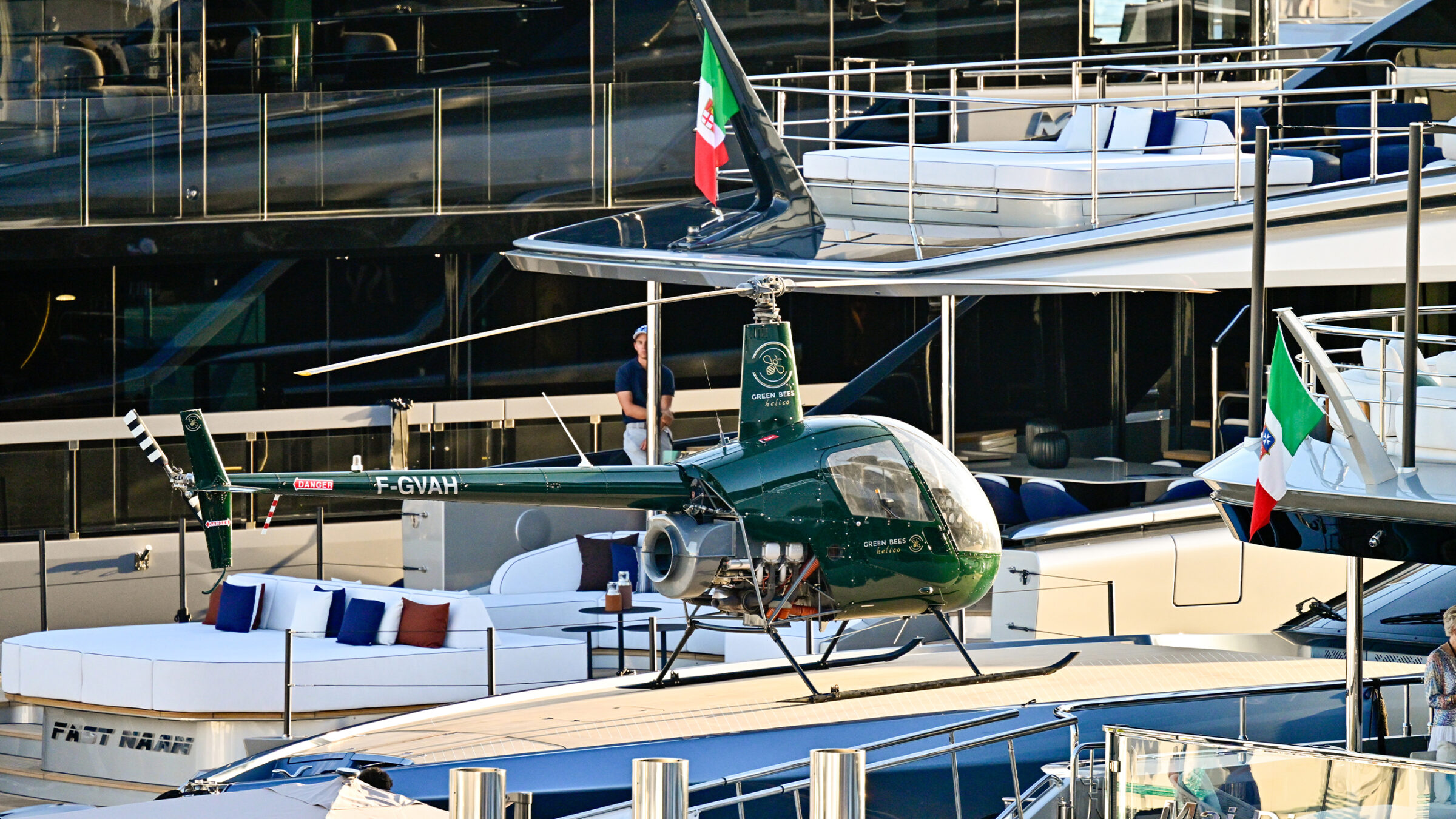 Un helicóptero posado sobre la proa de una unidad en exhibición.