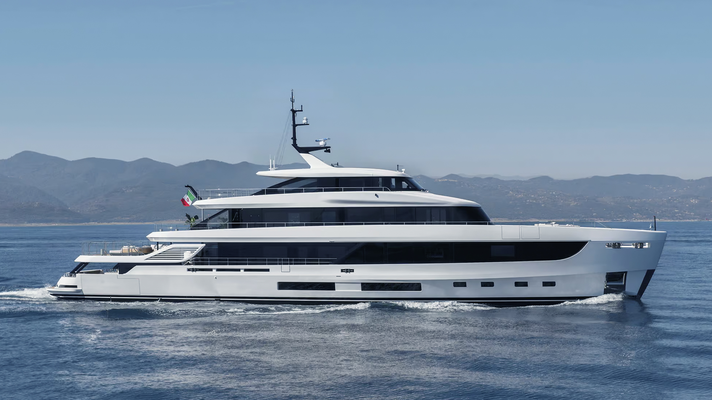 Azimut Grande 44M en navegación, con superestructura en carbono.