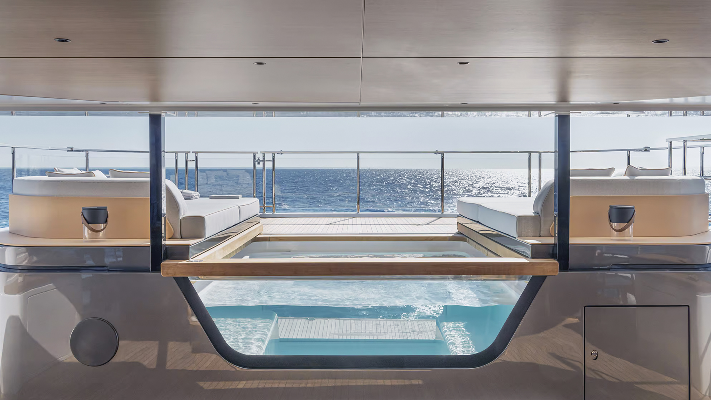 El lounge de popa de la segunda cubierta, con jacuzzi.