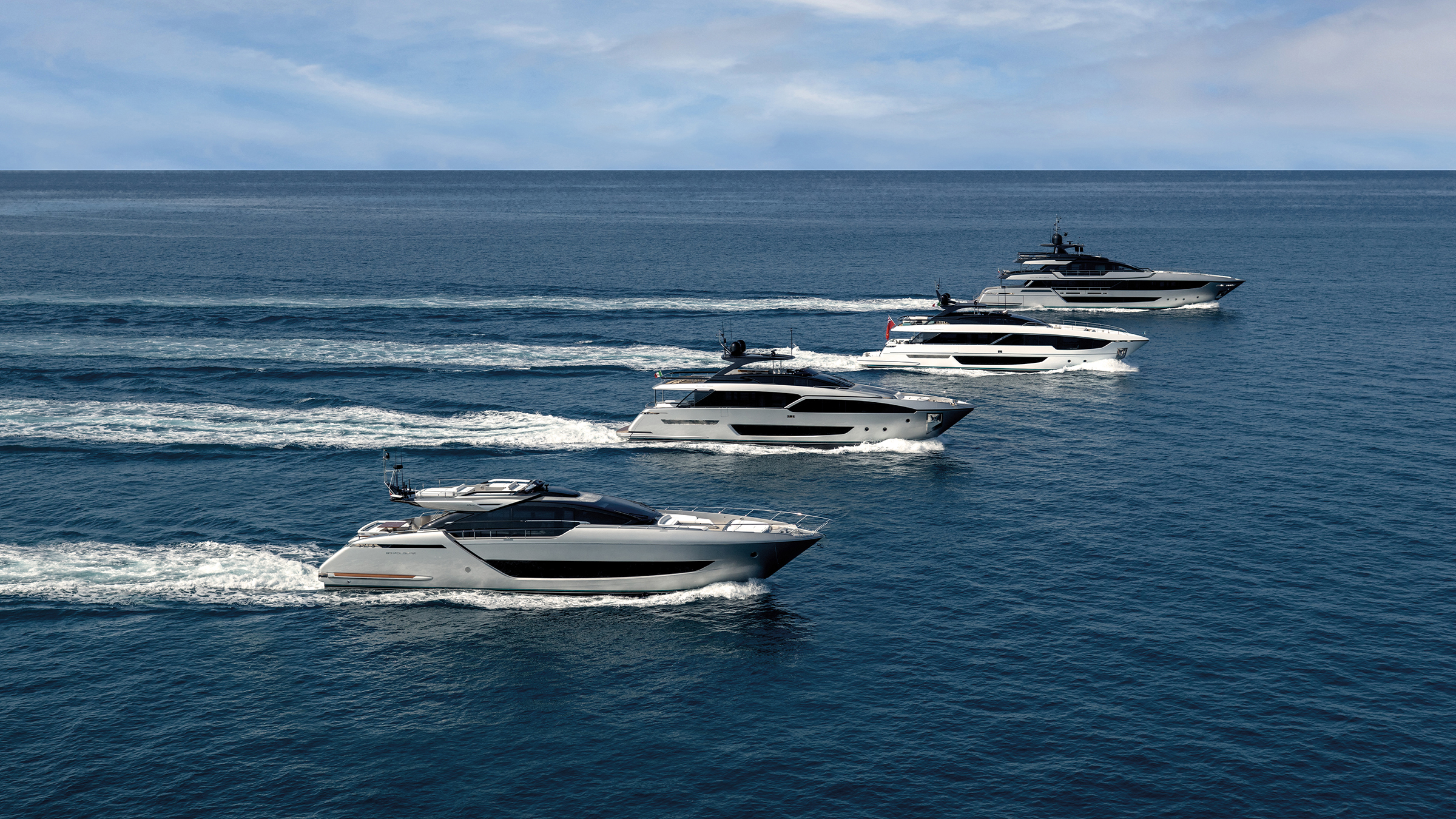 Cuatro yates de Ferretti Group navegando en paralelo en mar abierto