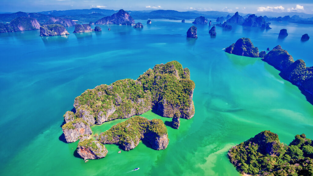 27 2400 X 1350 Vista aerea de decenas peñones en un mar verde esmeralda de Phang nga Phang Nga Bay National Park Hong Island